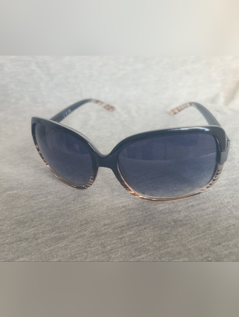 Tahari Oversized Black To Clear Sunglasses Gradient Gray Lens